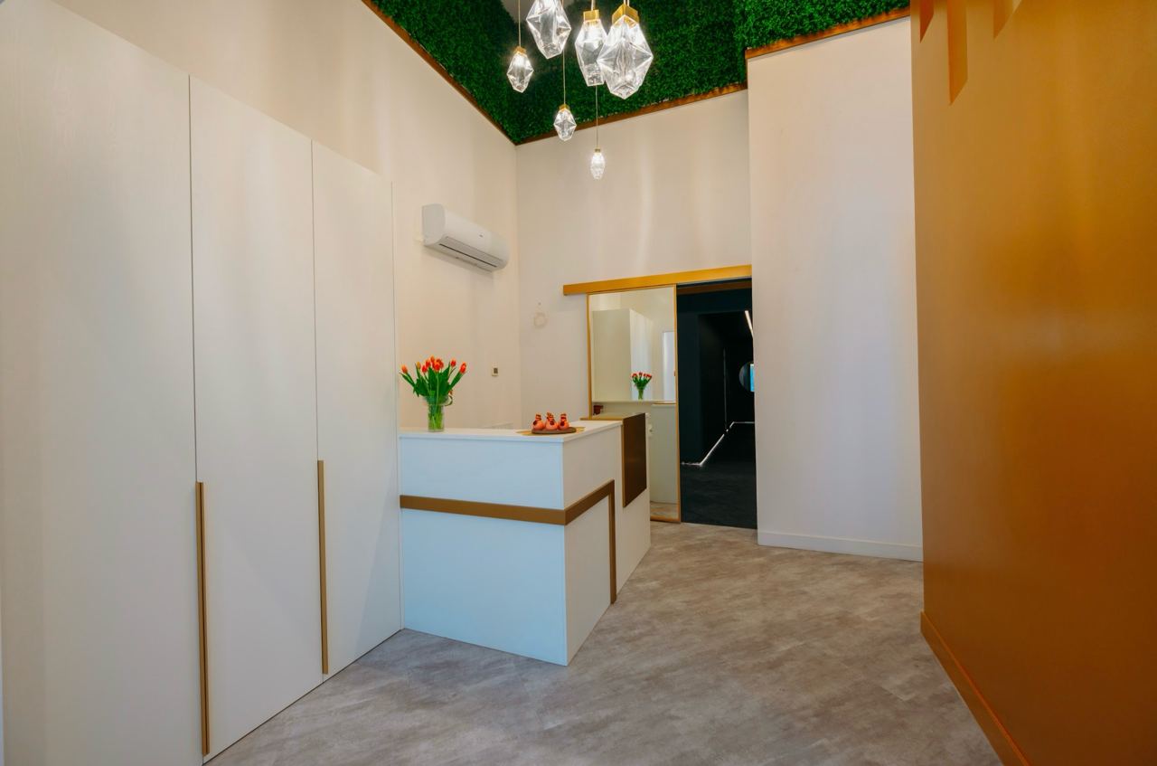 Кварцвиниловый SPC ламинат Vinilam Ceramo Stone Цемент Светлый 71614 940×470×6 фото в интерьере